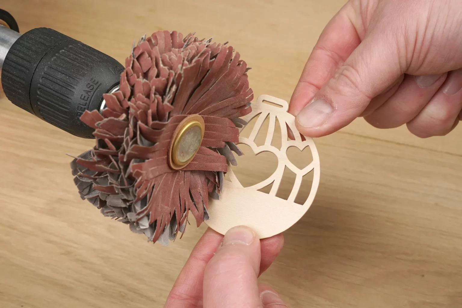 07-halbkugeln-aufhaenger-abovorlage-diy-winter-weihnachten-laubsaege-dekupiersaege-vorlage-schleifen-verputzen