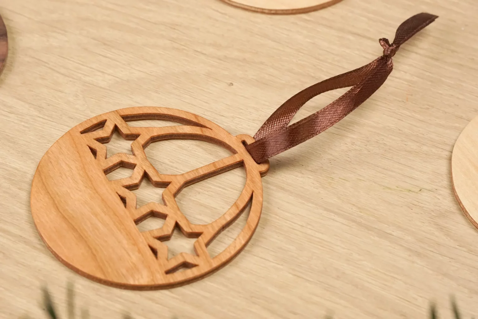 09-halbkugeln-aufhaenger-abovorlage-diy-winter-weihnachten-laubsaege-dekupiersaege-vorlage-schmuckband-anbringen