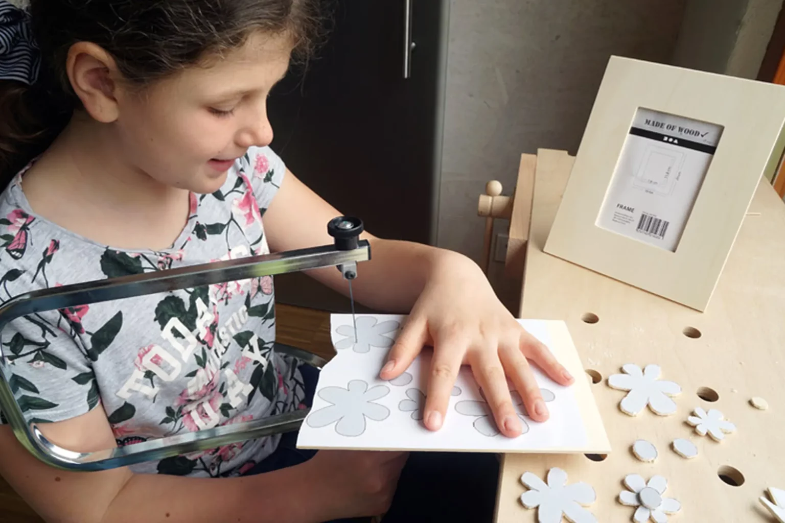 bilderrahmen-mit-blumen-kinderprojekt-01-diy-blog-anleitung-wissen-feinschnitt-kreativ-vorlage-aufkleben