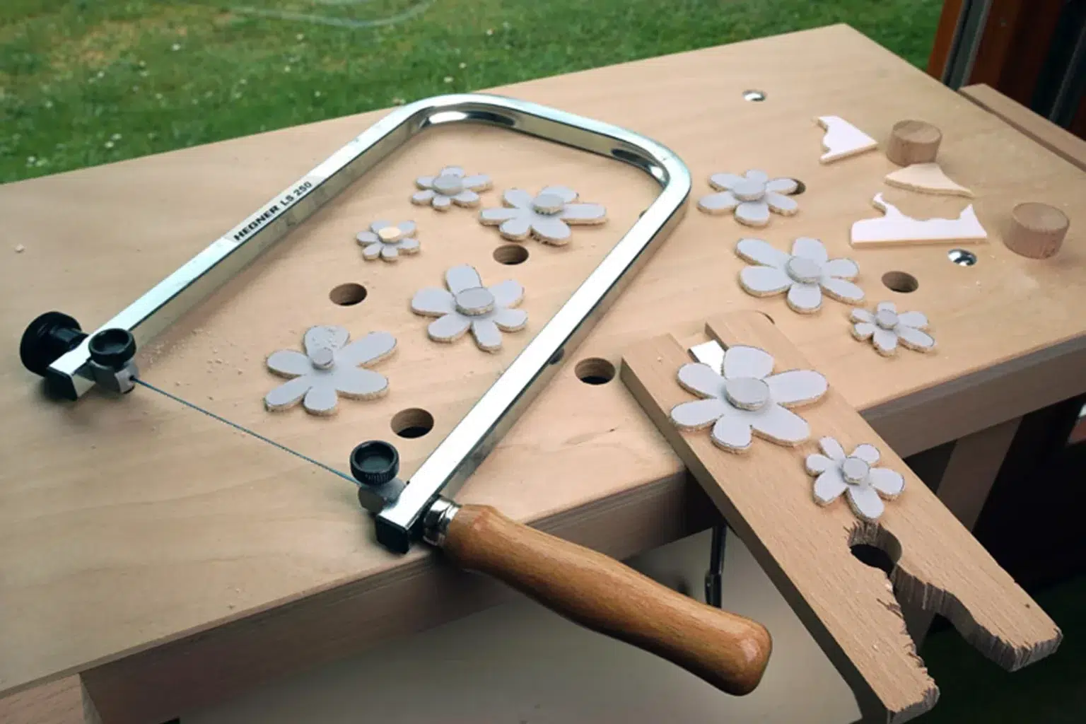 bilderrahmen-mit-blumen-kinderprojekt-02-diy-blog-anleitung-wissen-feinschnitt-kreativ-blumenmotive-saegen