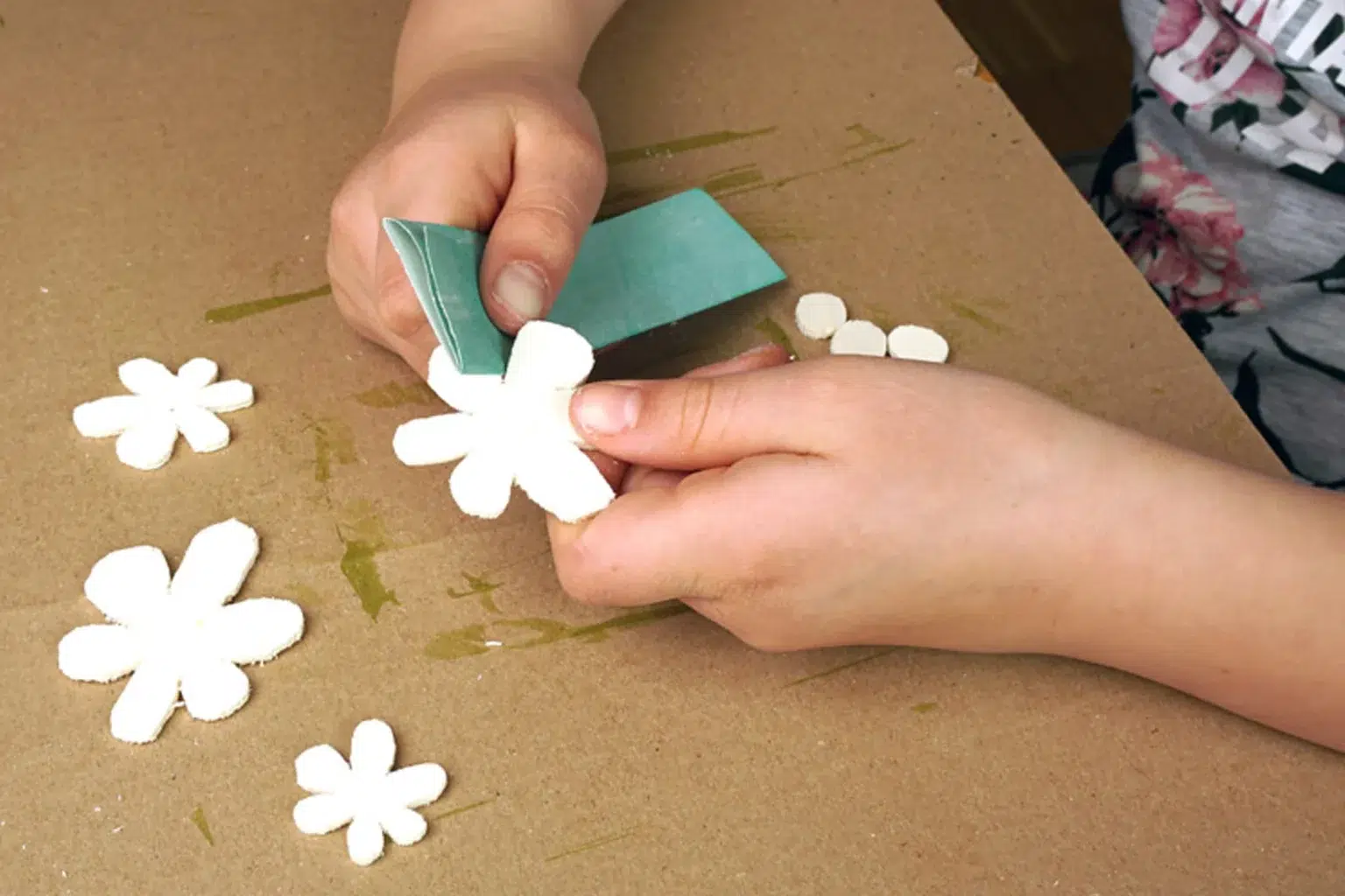 bilderrahmen-mit-blumen-kinderprojekt-03-diy-blog-anleitung-wissen-feinschnitt-kreativ-blumen-schleifen