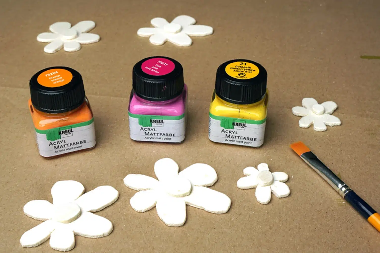bilderrahmen-mit-blumen-kinderprojekt-04-diy-blog-anleitung-wissen-feinschnitt-kreativ-farben-auswaehlen