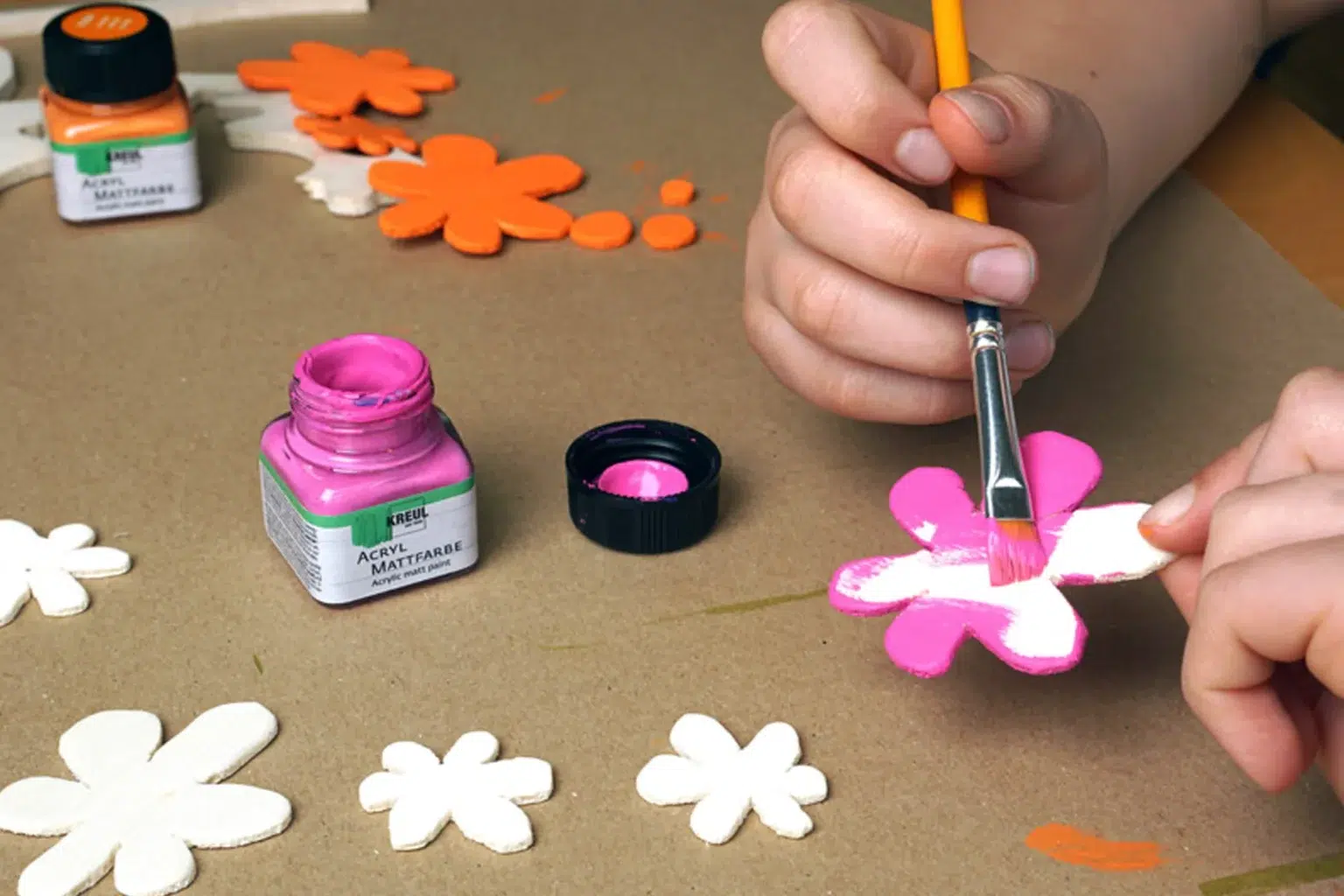 bilderrahmen-mit-blumen-kinderprojekt-05-diy-blog-anleitung-wissen-feinschnitt-kreativ-blumen-bemalen