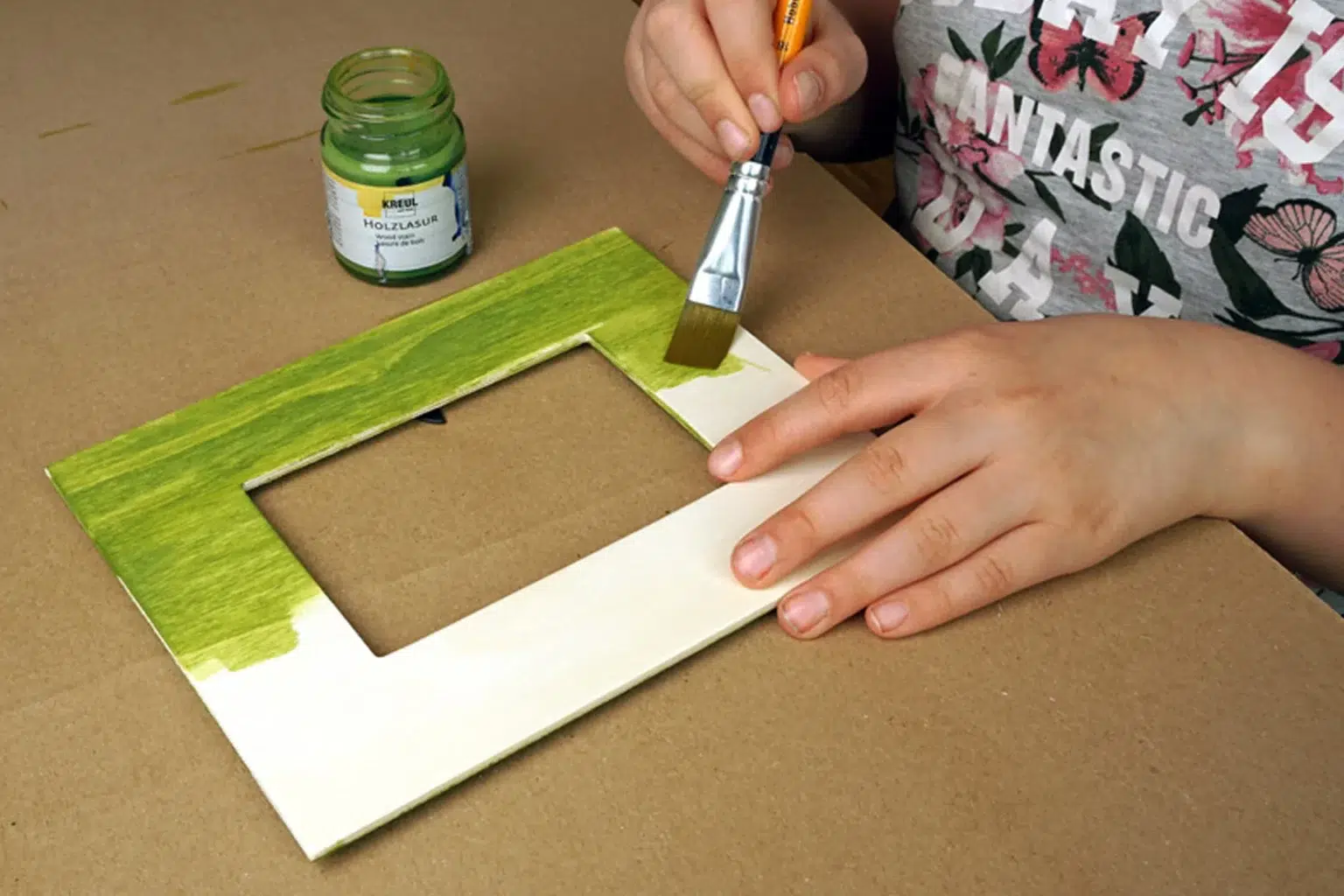 bilderrahmen-mit-blumen-kinderprojekt-06-diy-blog-anleitung-wissen-feinschnitt-kreativ-rahmen-grundieren