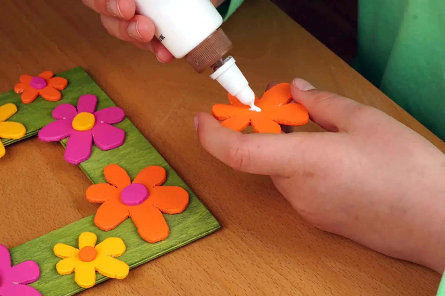 bilderrahmen-mit-blumen-kinderprojekt-07-diy-blog-anleitung-wissen-feinschnitt-kreativ-blumen-aufkleben