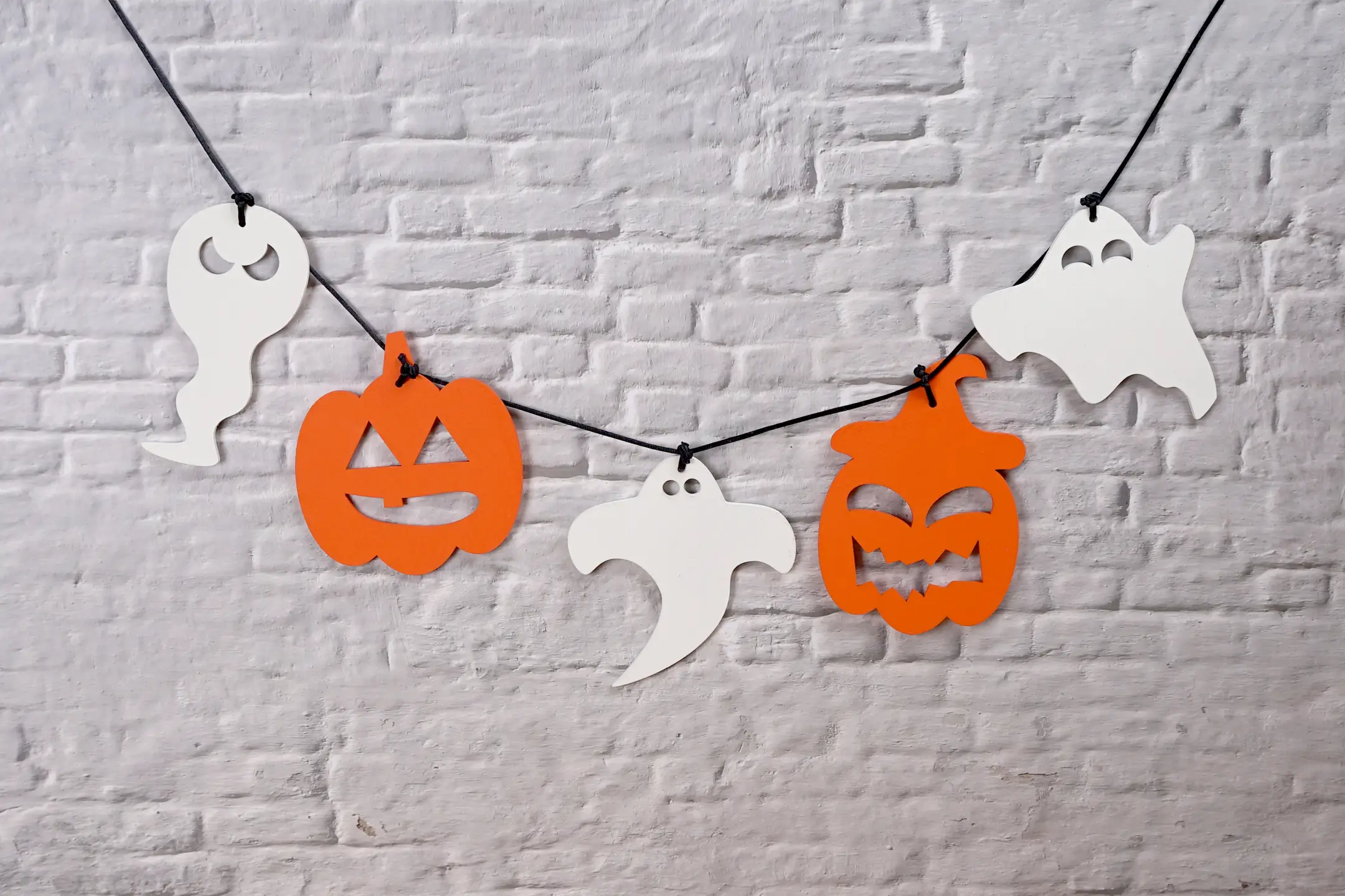 happy-halloween-geister-kuerbis-fuenf-motive-kostenlose-laubsaege-dekupiersaege-vorlage-titel